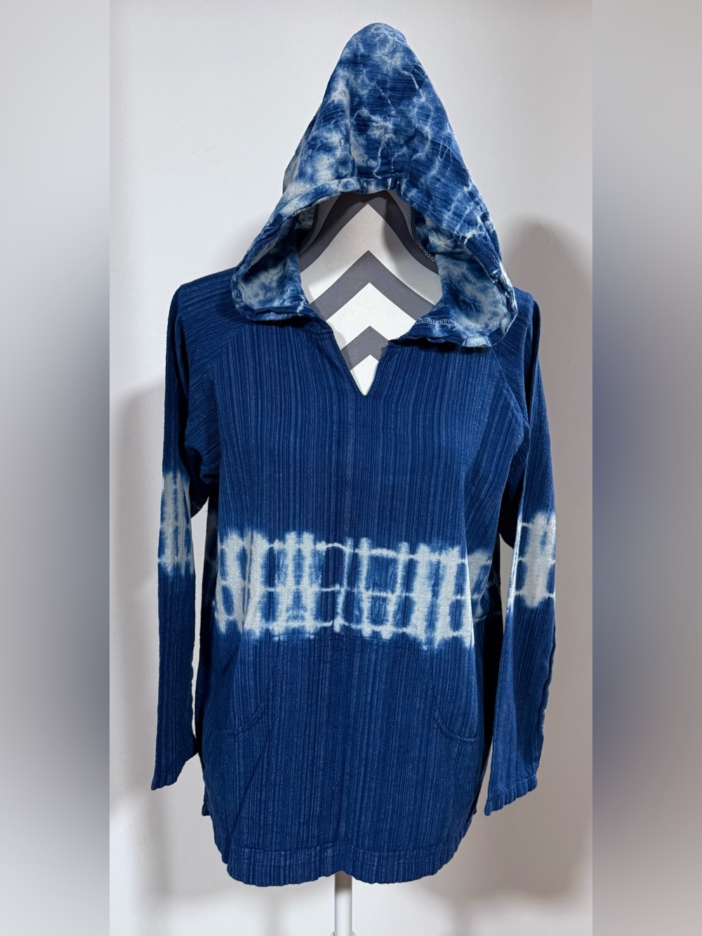 Earthbound Trading Company Women's Blue And White Tie Dye Hoodie Size Small